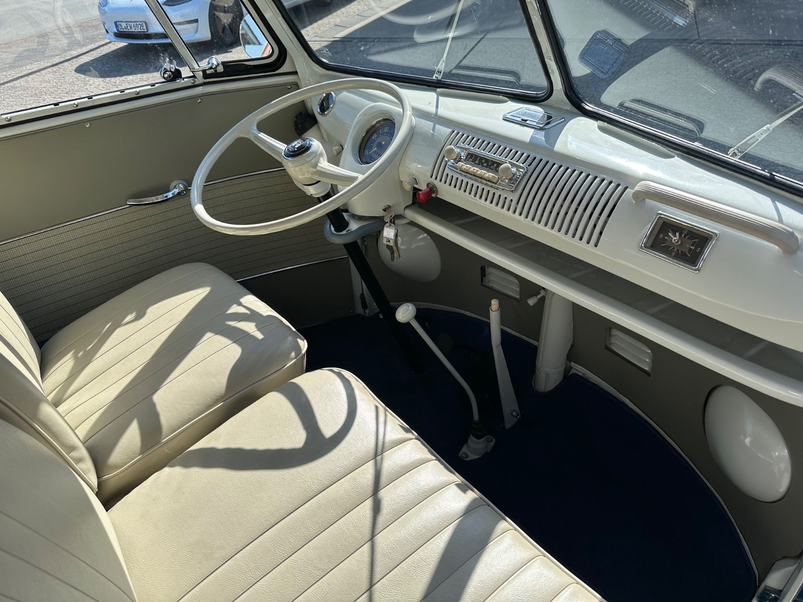 Fahrzeugabbildung Volkswagen T1 Bus 13-Fenster-Ausführung  Modelljahr 1966