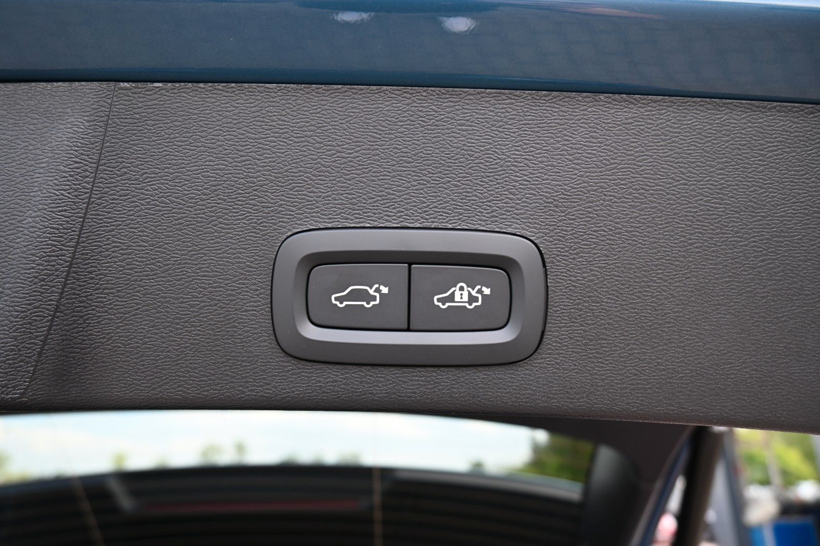 Fahrzeugabbildung Volvo XC40 B4 DKG Plus Dark*FSHZG*H&K*BLIS*ACC