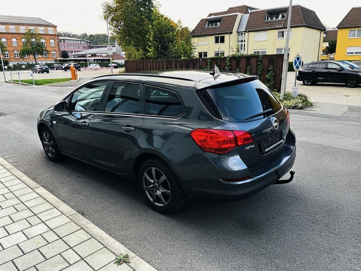Opel Astra 2011 — photo 8