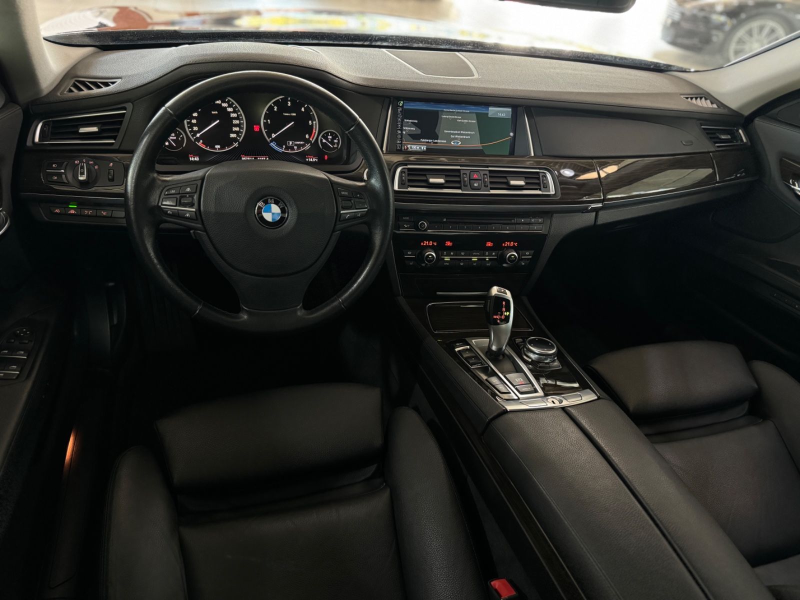 Fahrzeugabbildung BMW 730d xD Kamera HUD HiFi NaviPro AHK ACC Stndhzg