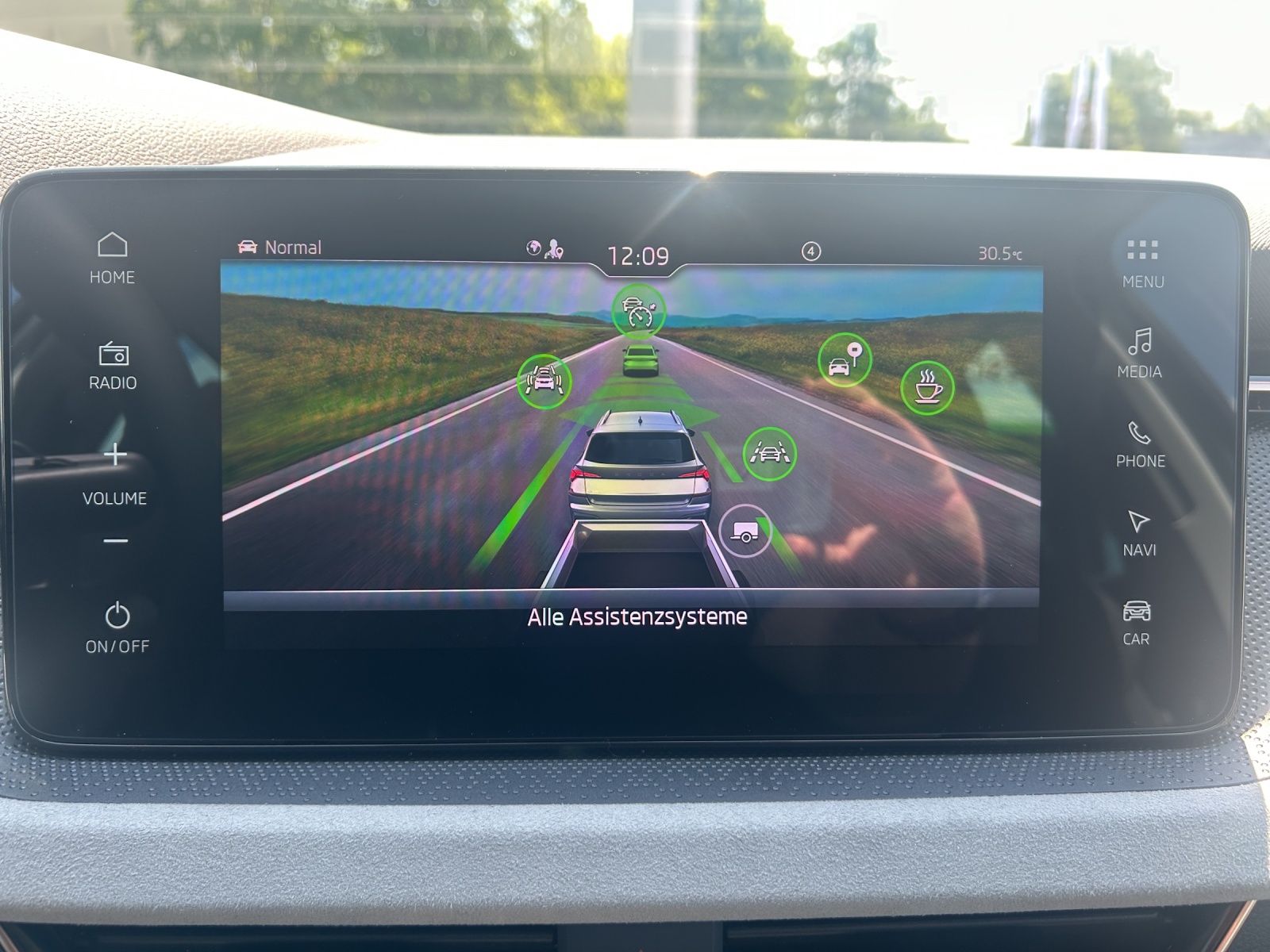 Fahrzeugabbildung SKODA Kamiq 1.0 TSI Selection DSG MATRIX AHZV
