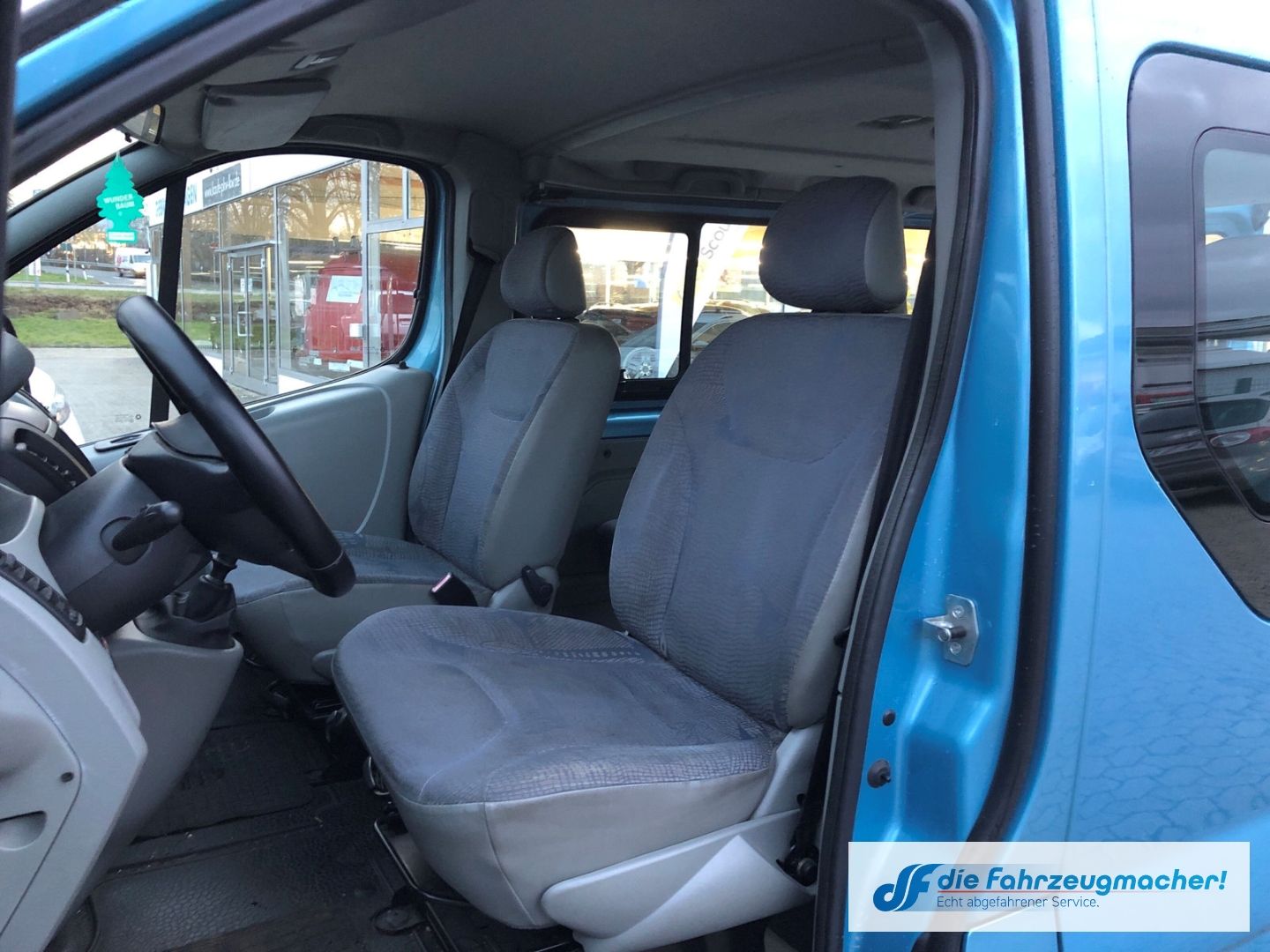 Fahrzeugabbildung Renault Trafic Combi Behindertengerecht Rampe Export TÜV