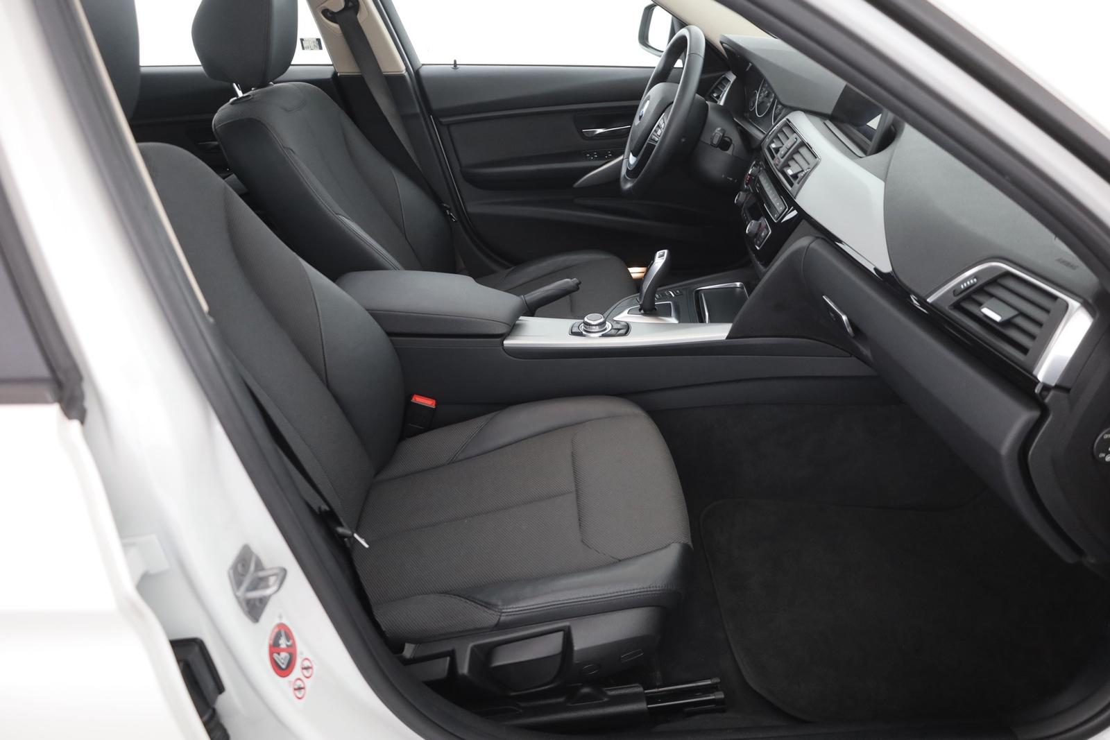 BMW 320i Touring Advantage LED Navi Schiebedach AHK