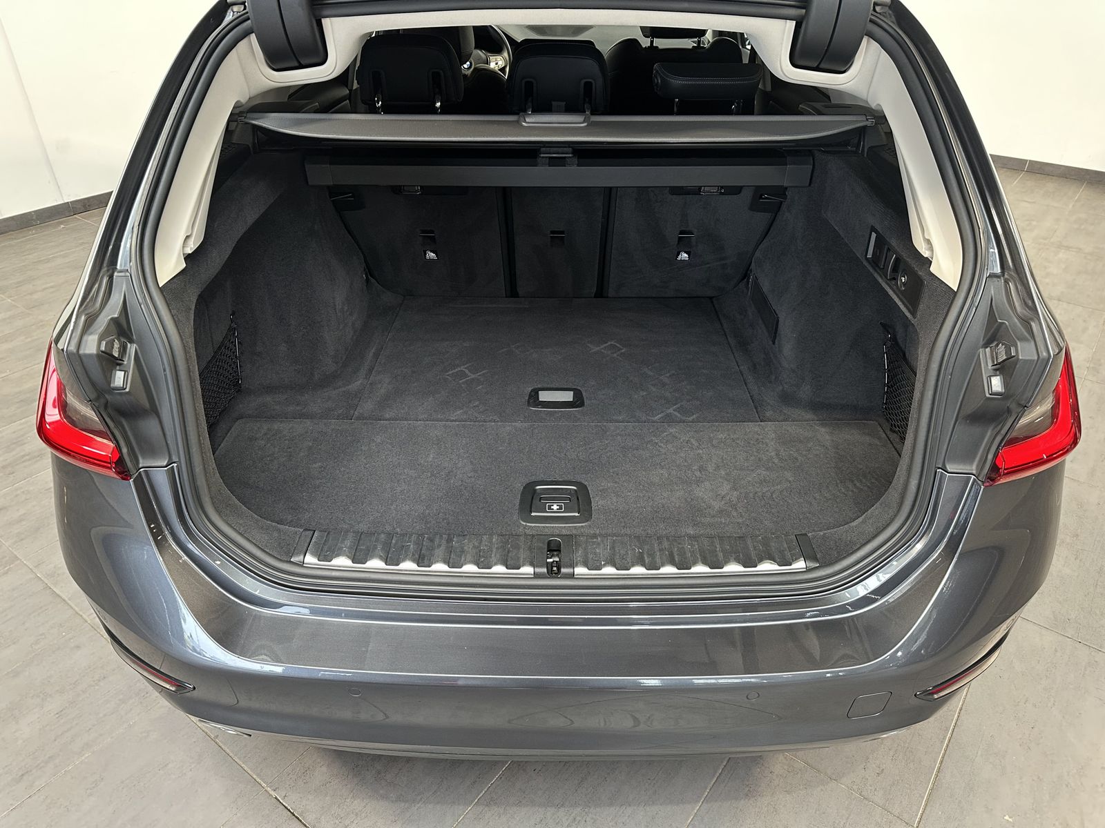 Fahrzeugabbildung BMW 330i Touring Sport-Line NAV+LED+SHZ+HiFi+AHK+VC