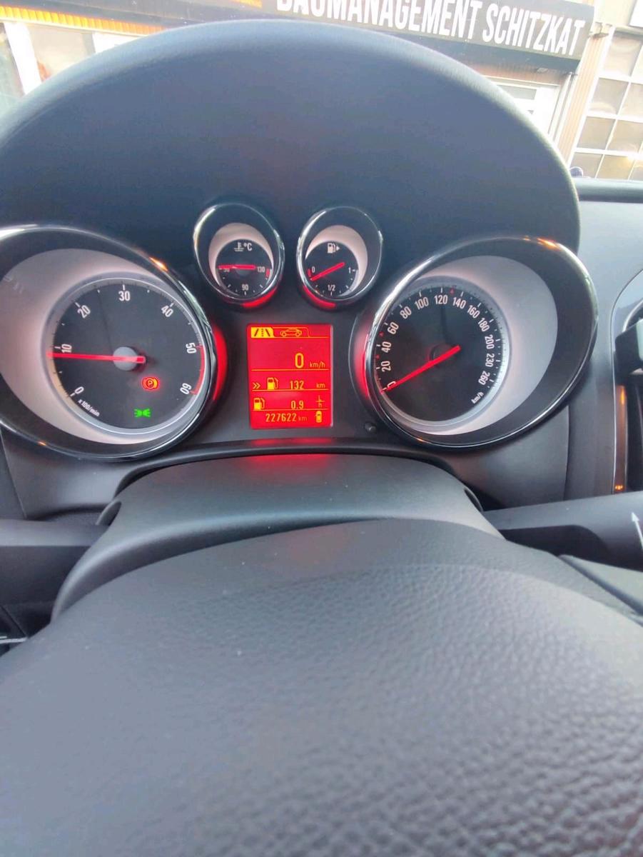 Opel Astra 2014 — photo 13