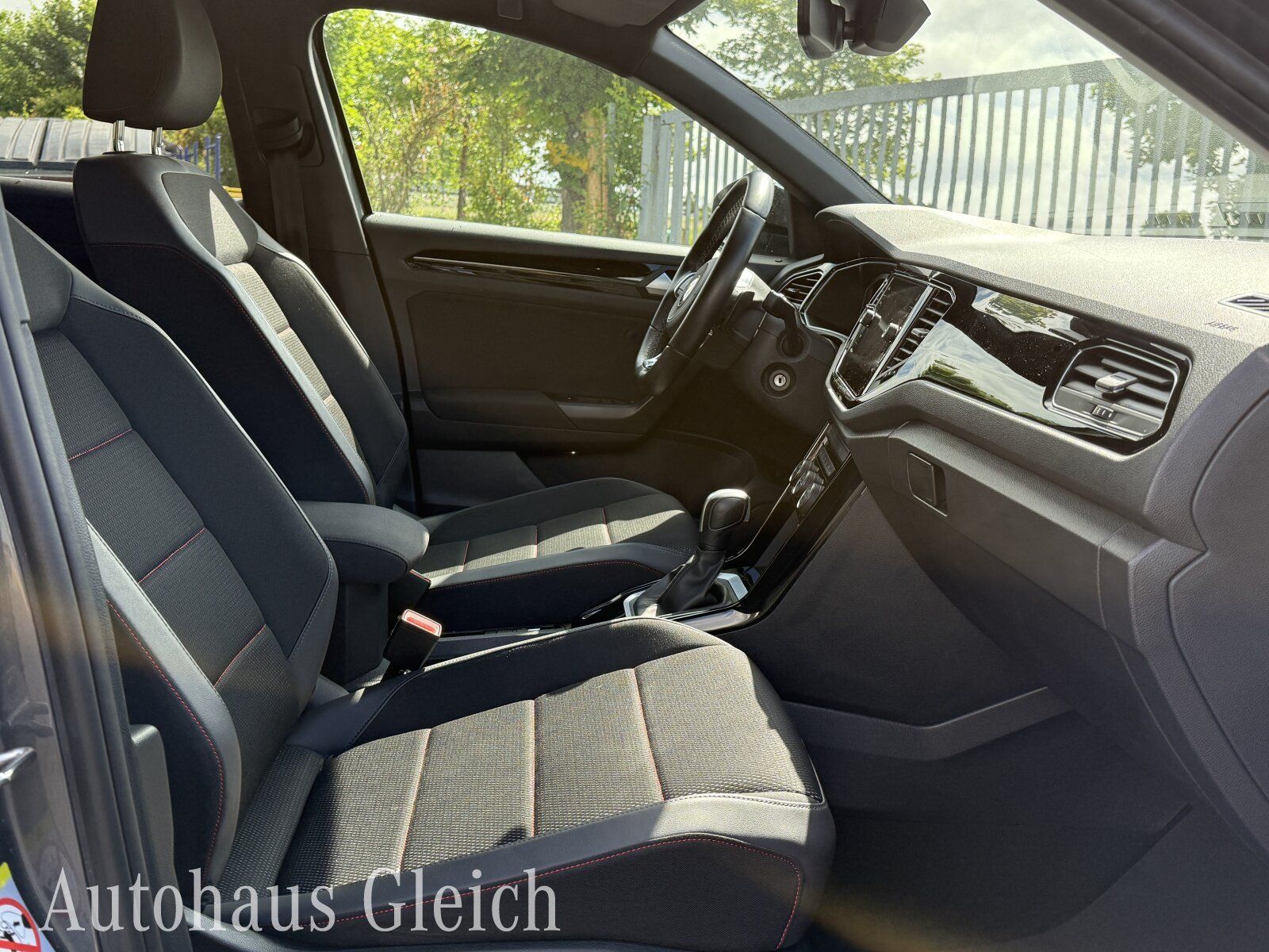 Fahrzeugabbildung Volkswagen T-Roc 1.5 TSI Sport (EURO 6d) Navi/Styling/Autom