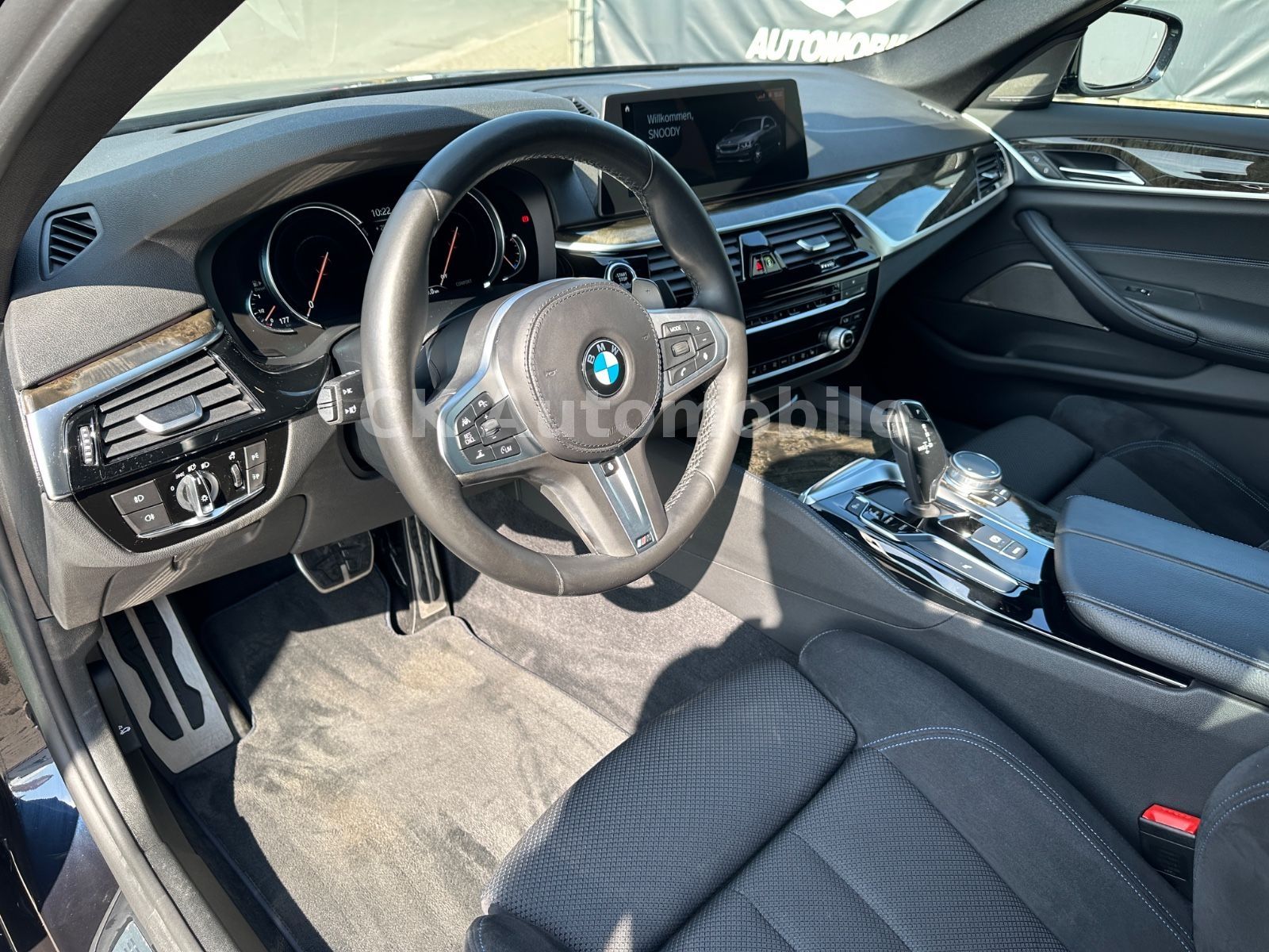 Fahrzeugabbildung BMW 520d xDrive Lim. M-Sport/Navi/Head-Up/LED