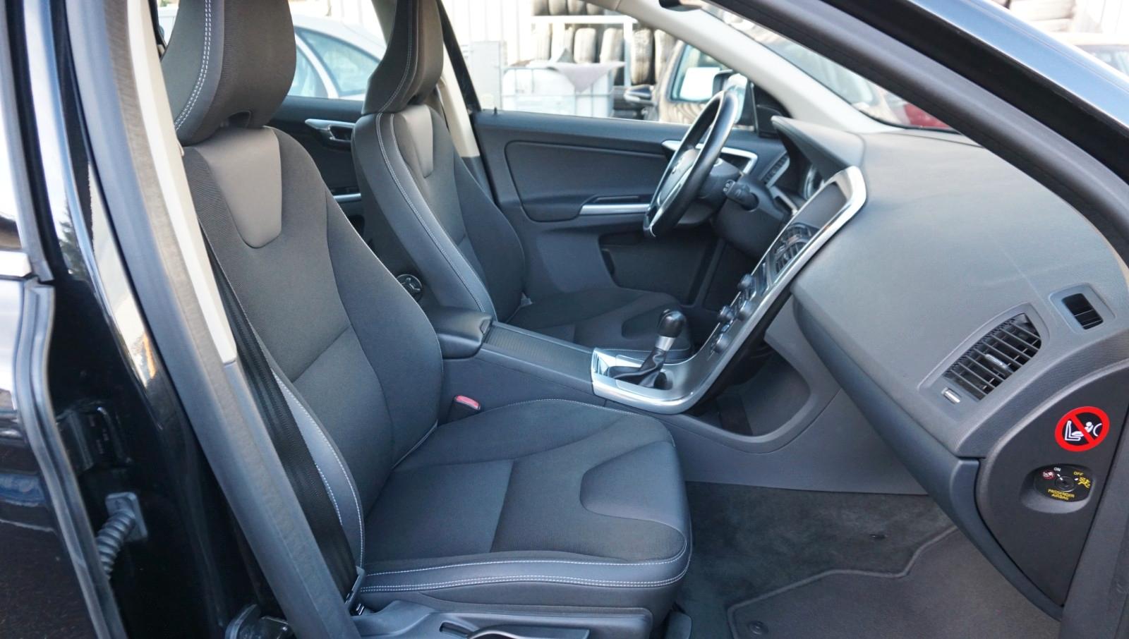 VOLVO XC60 - MOMENTUM - 163 CV - BVM - HAYON ÉLECTRIQUE