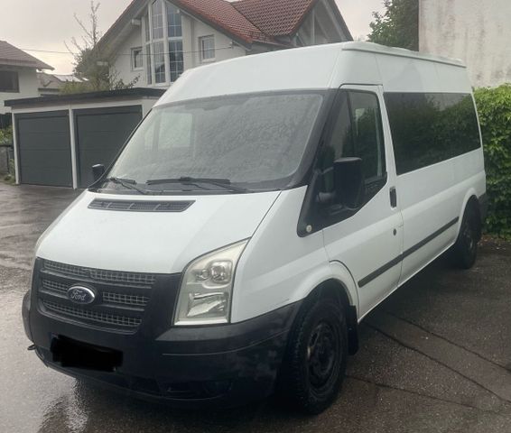 Ford Transit voller Passagier