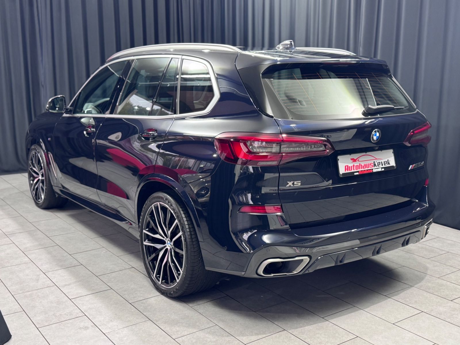 Fahrzeugabbildung BMW X5 M50d |LUFT|LASER|22-ZOLL|PANO|HEAD-UP|AHK