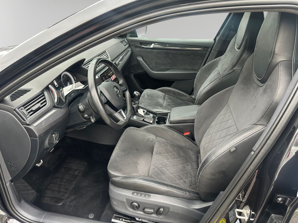 SKODA Superb Combi 1.4 TSI ACT SportLine ACC b. Front SKODA Superb Combi 1.4 TSI ACT SportLine ACC b. Front