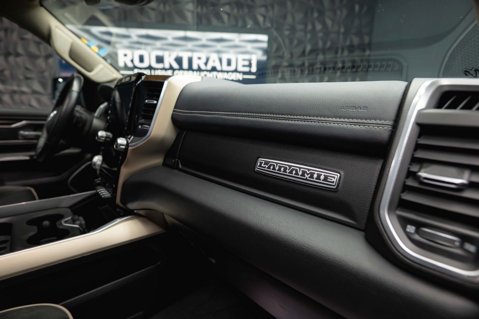 Fahrzeugabbildung Dodge RAM 5.7 V8 HEMI 4x4 LARAMIE PUNISHER *Pano*LED*