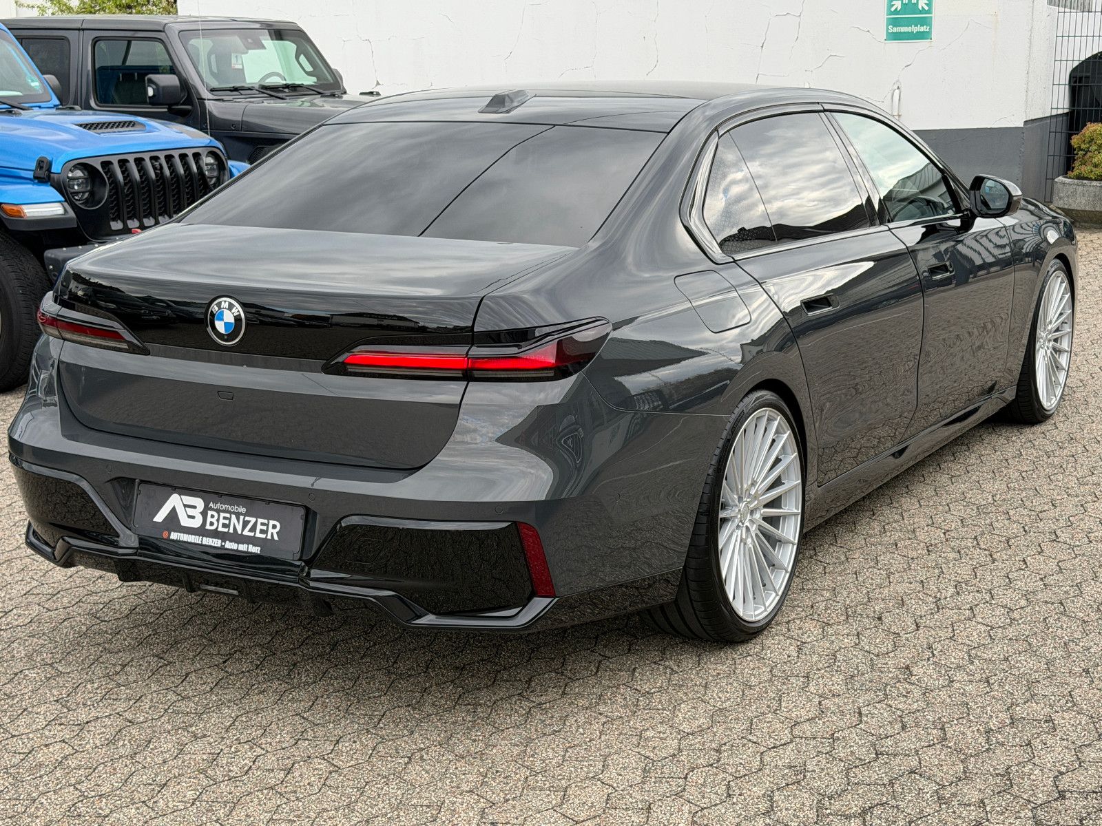 Fahrzeugabbildung BMW 740 d xDrive M Sport/CINEMA-TV/SKY LOUNGE/ICONIC