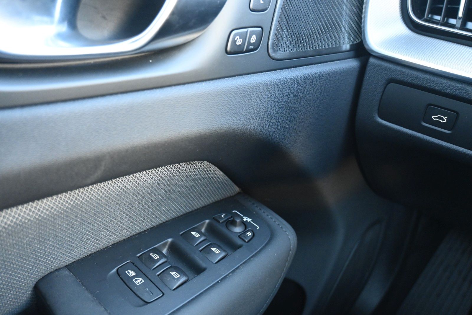 Fahrzeugabbildung Volvo XC60 B5 AWD Plus Black Edition*FSHZG*PANO*360°*