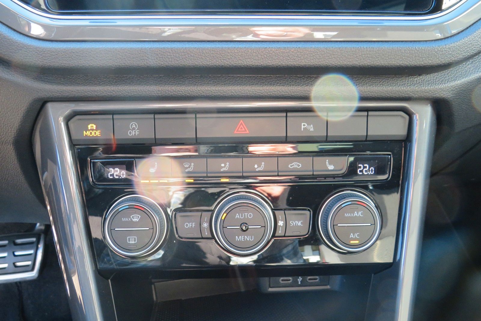 Fahrzeugabbildung Volkswagen T-Roc SPORT PANO AHK LED NAVI ACC PDC SITZH. 1.H