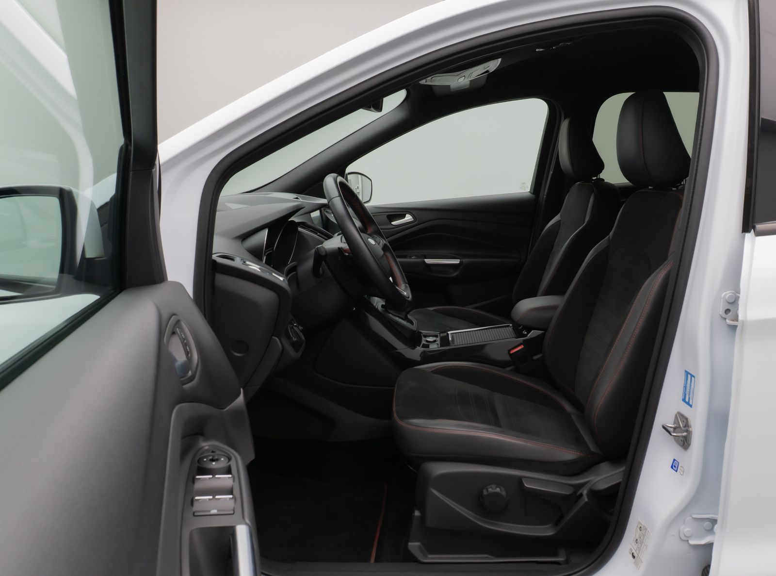 Fahrzeugabbildung Ford Kuga ST-Line Kamera Lenkrhzg Navi AHK Komfort