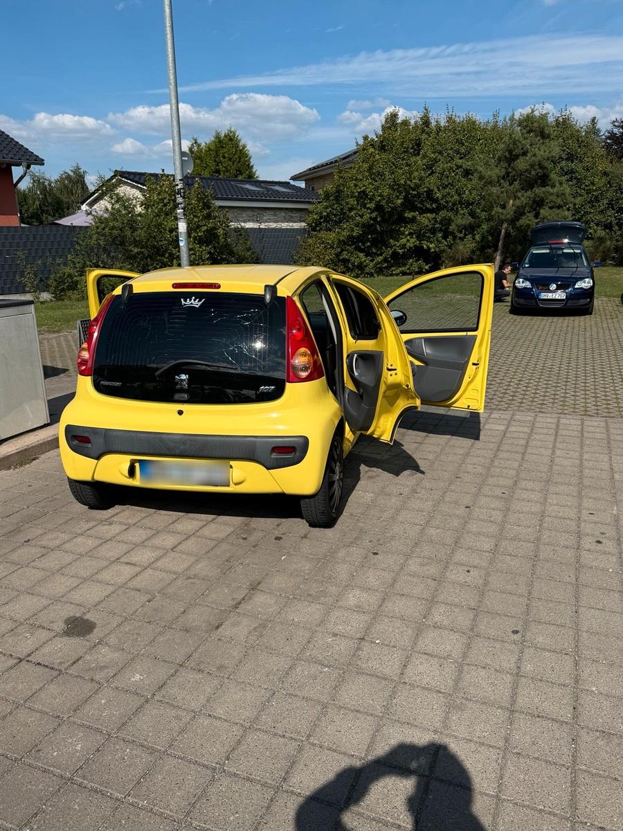 Peugeot 107 2010 — rear view