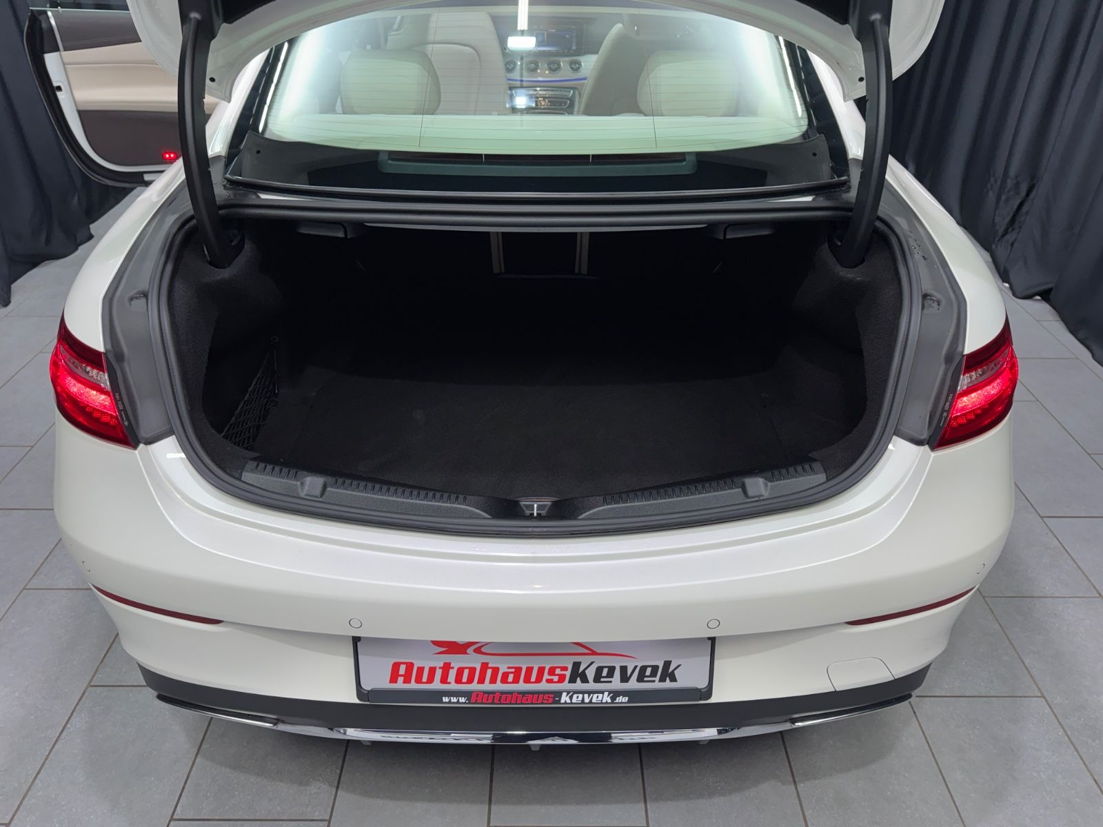 Fahrzeugabbildung Mercedes-Benz E 300 Coupe|AMG-LINE|WIDE-SCREEN|PANO|DESIGNO|