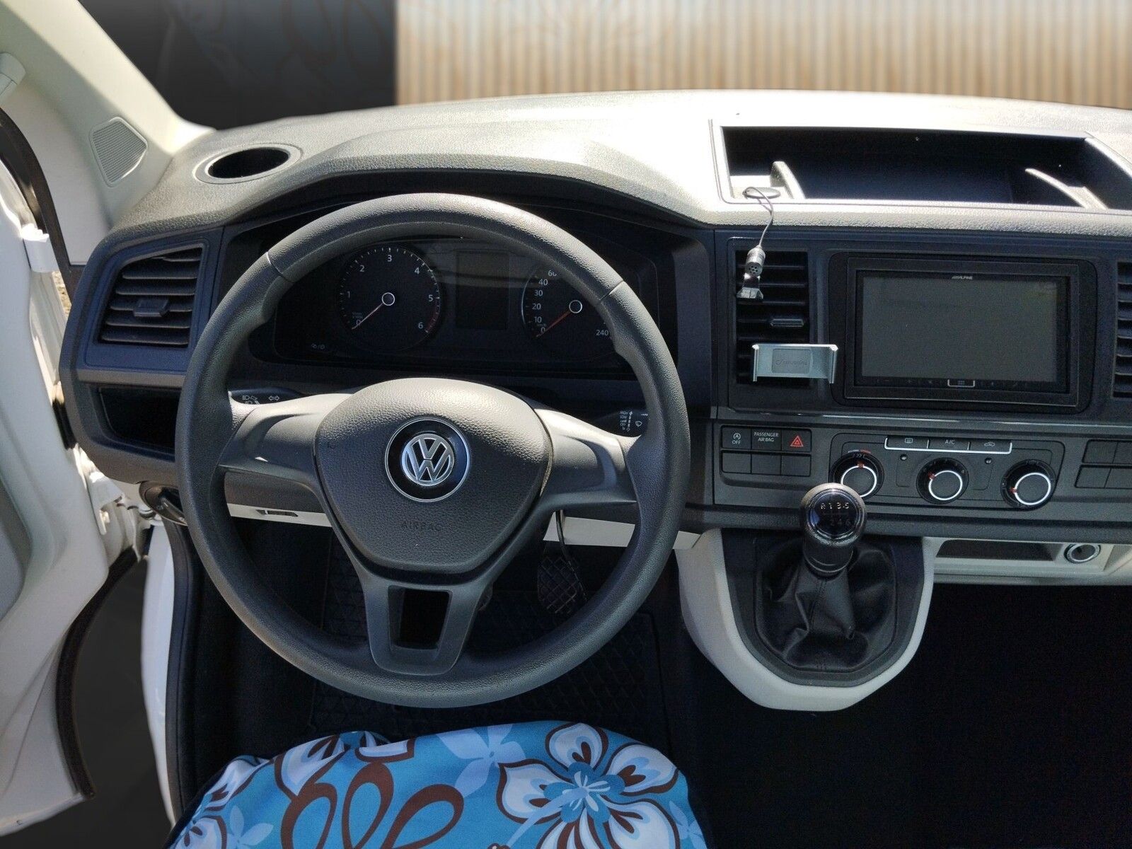Fahrzeugabbildung Volkswagen Sonstige T6 Camper-Van Bulli lang Küche Festbett