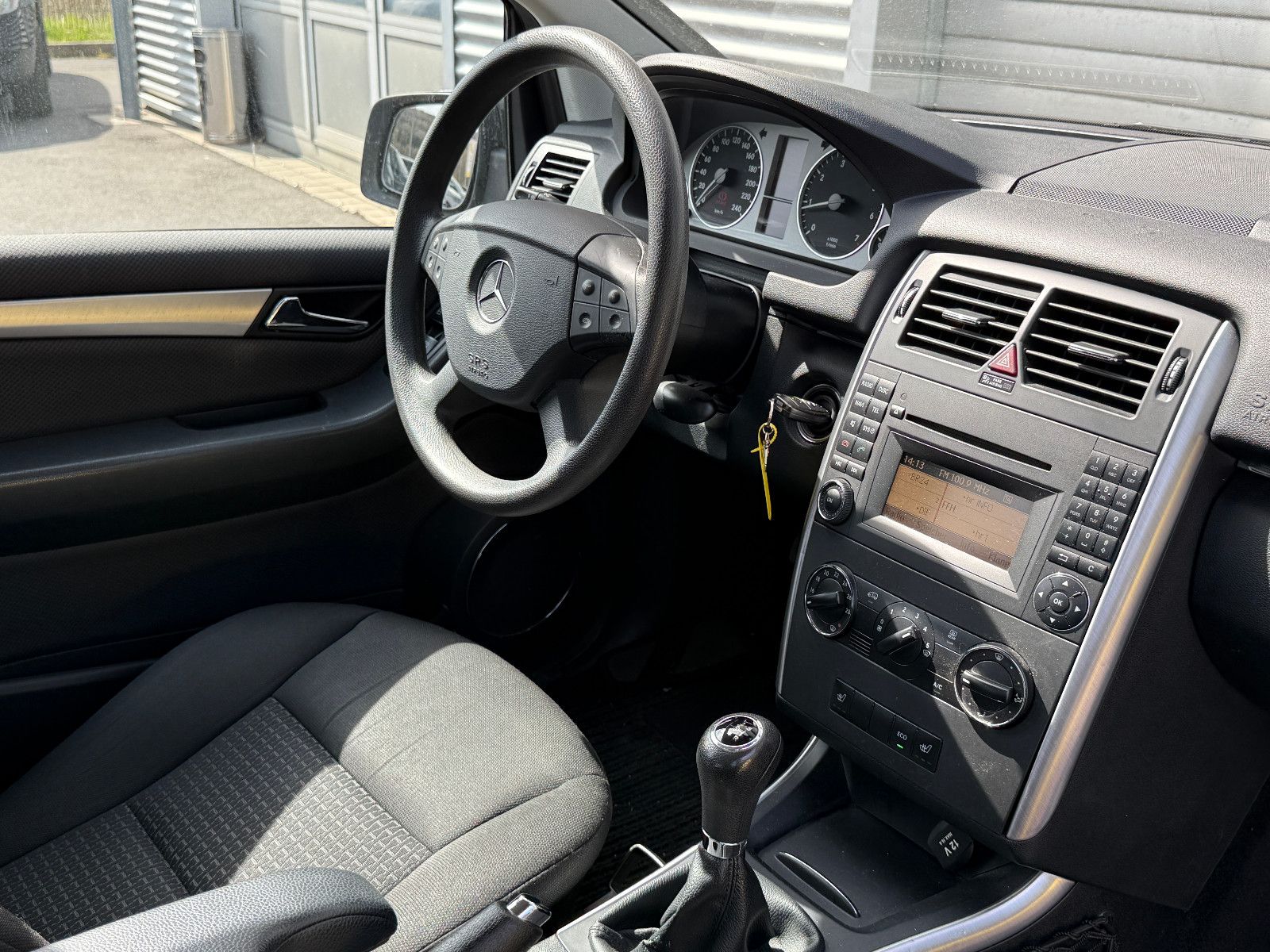 Fahrzeugabbildung Mercedes-Benz B 180 1.7 Benziner Klimaanlage Navi Tempomat SHZ