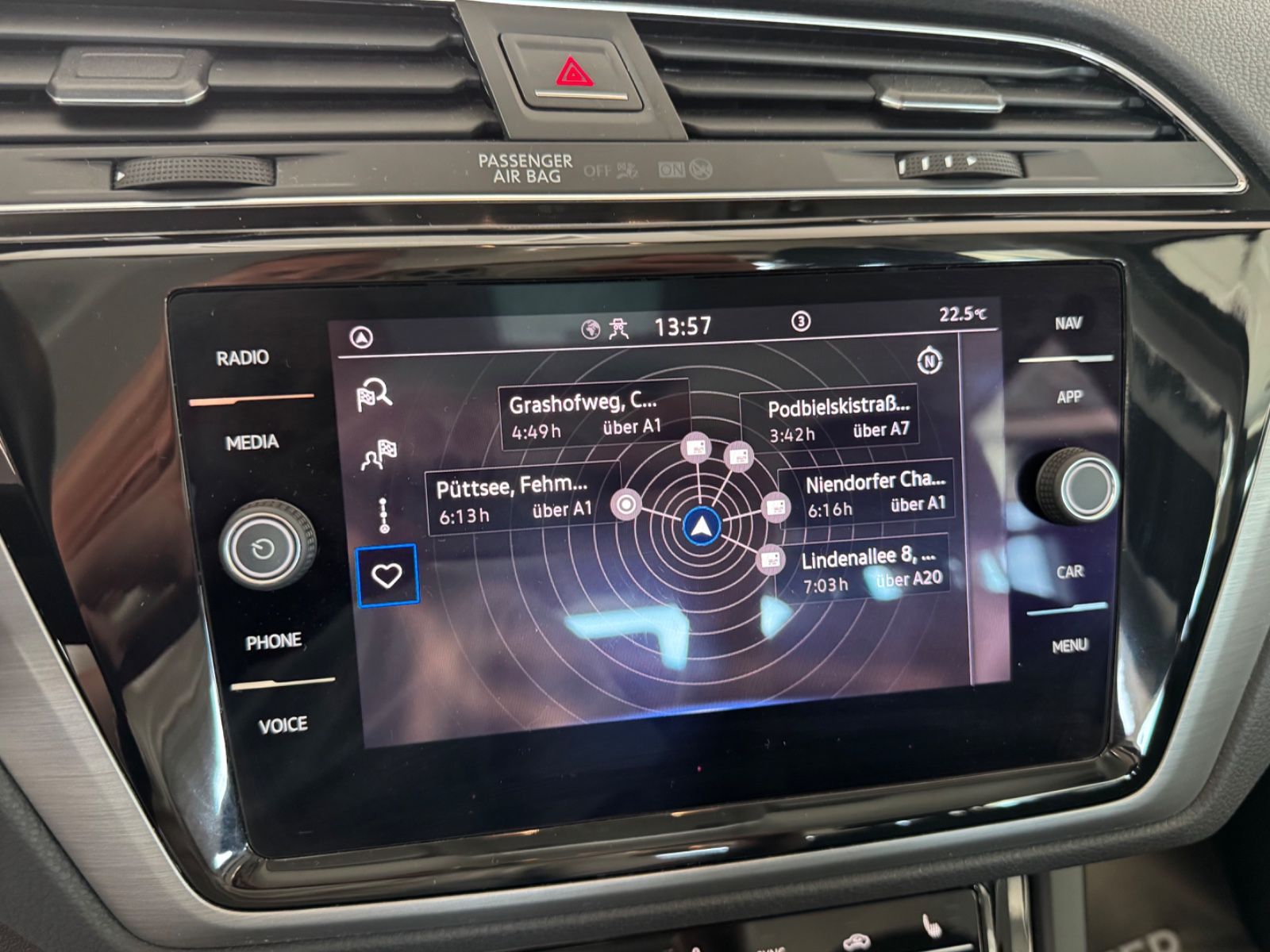 Fahrzeugabbildung Volkswagen Touran Comfortline/ACC/AHK/PDC/Navi/Massage/1H