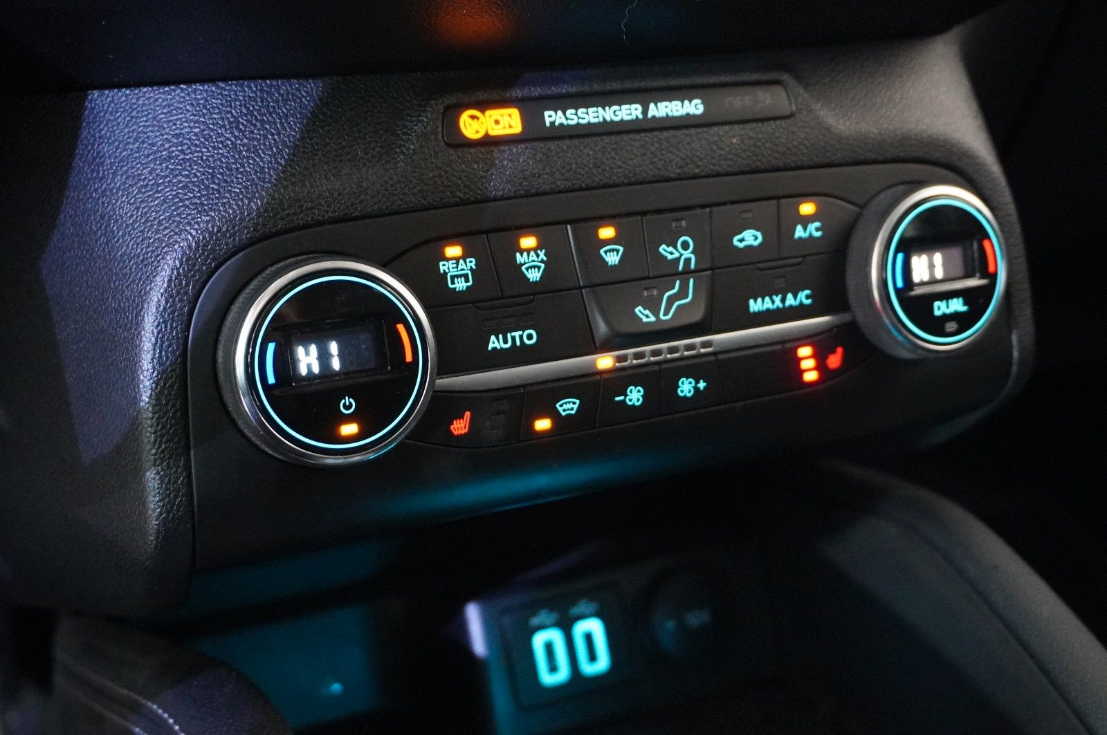 Fahrzeugabbildung Ford Focus Turnier  1.0 TITANIUM X NAVI/LED/KAMERA/SH