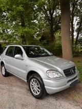 Mercedes-Benz Mercedes Benz ML320 - Mercedes-Benz Geländewagen aus dem Jahr 1999