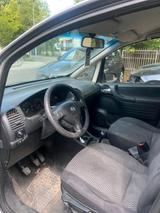 Opel Zafira - Opel Zafira aus 2004 mit Diesel-Antrieb