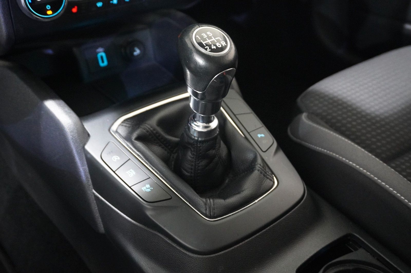 Fahrzeugabbildung Ford Focus Lim. 1.0 COOL & CONN. NAVI/LED/SPORT/SHZ