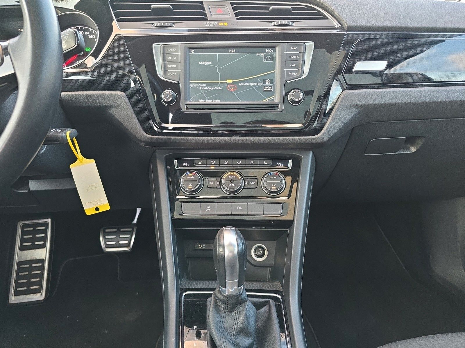 Fahrzeugabbildung Volkswagen Touran 1.4 TSI DSG  LED/NAVI/SHZ/ACC/PDC/PANO