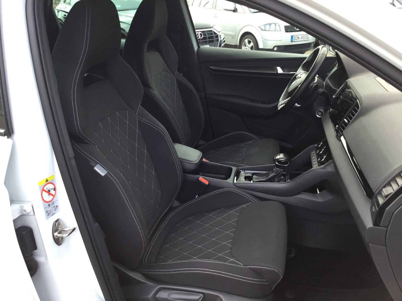 Fahrzeugabbildung SKODA Karoq 2.0l TDI DSG 4x4 SPORTLINE+AHK+18"+Kamera