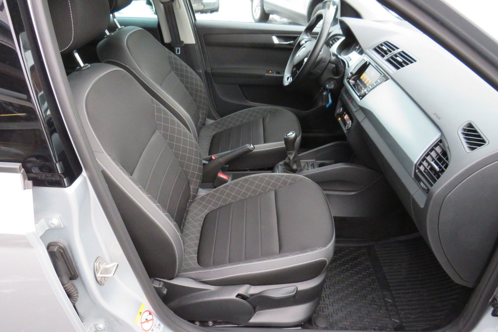 Fahrzeugabbildung SKODA Fabia Combi Ambition SITZH. GJ GRA PDC APP 1.H