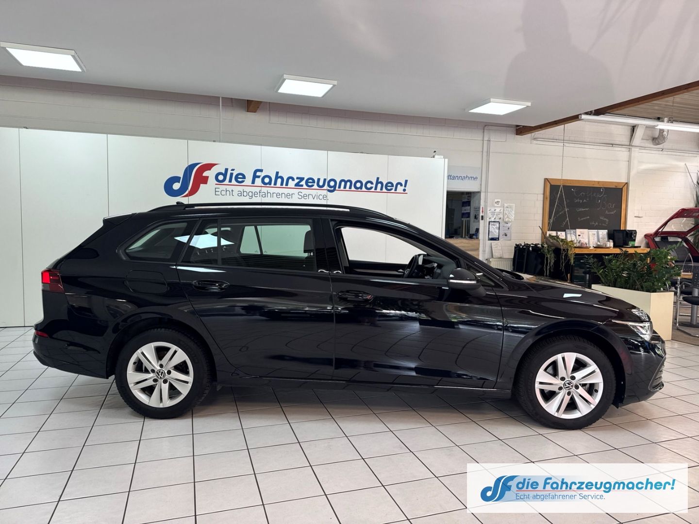 Fahrzeugabbildung Volkswagen Golf VIII Variant Life 1.0 TSI EU6d Digitales Co
