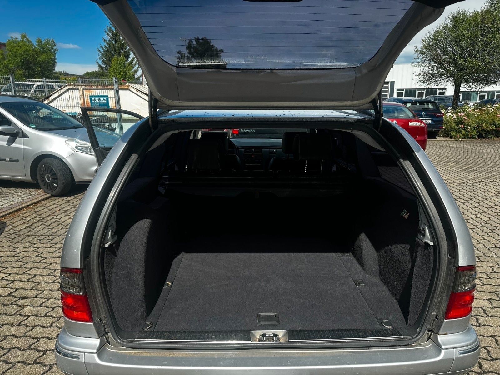 Fahrzeugabbildung Mercedes-Benz E 240 T /Autom. /Klima/ AHK / Leder / Xenon