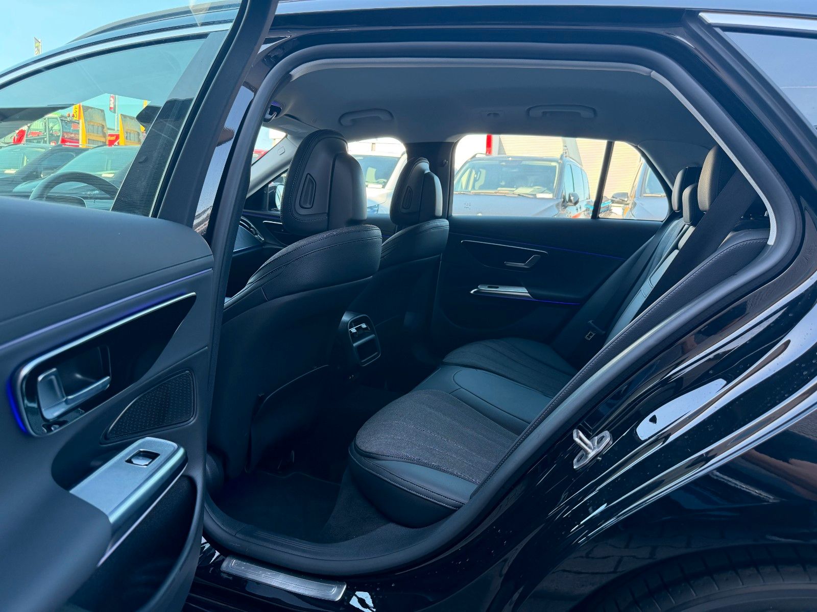 Fahrzeugabbildung Mercedes-Benz E 200 T AVANTGARDE+DISTR+MBUX+AHK+KEYL+LED+TOTW+