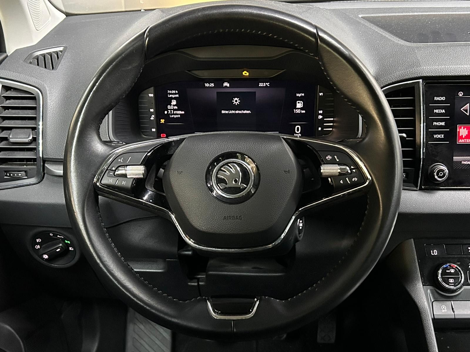 Fahrzeugabbildung SKODA Karoq 1.5 TSI Ambit Sport DESIGN+VIRTU+KAM+LED+