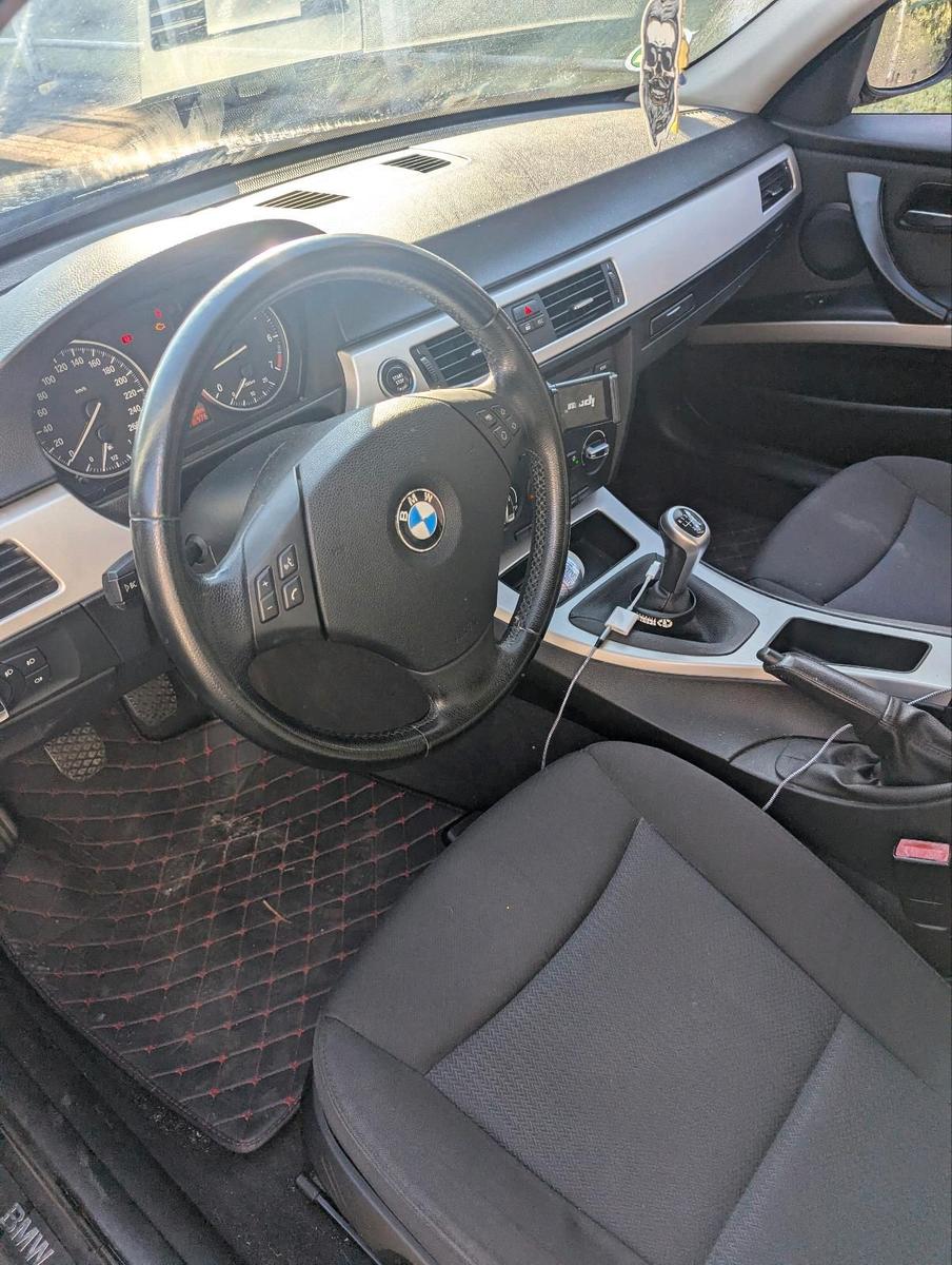 BMW 318 2009 — interior