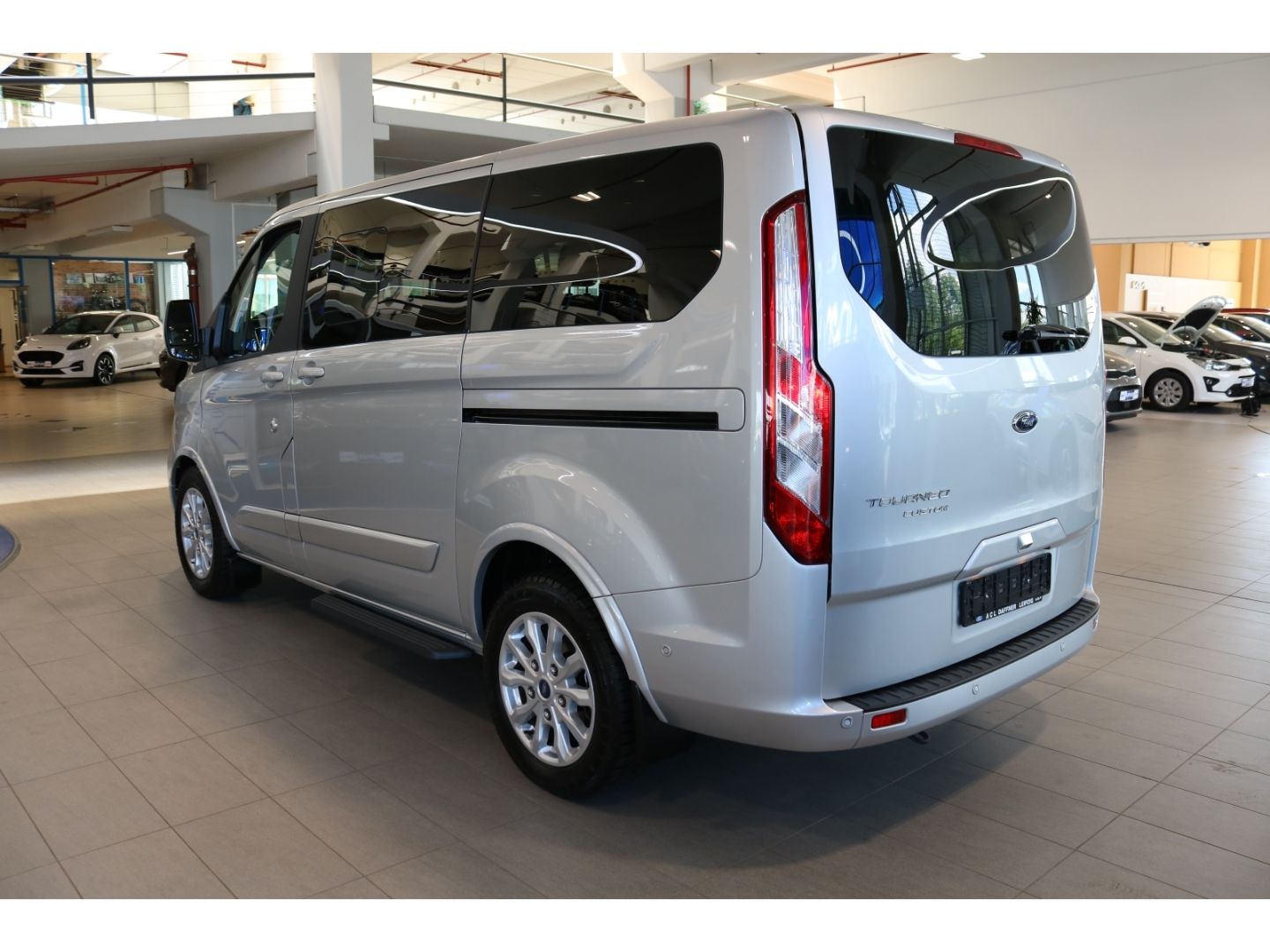 Fahrzeugabbildung Ford Tourneo Custom 320 L1 Titanium 2.0 TDCi EU6d Tit