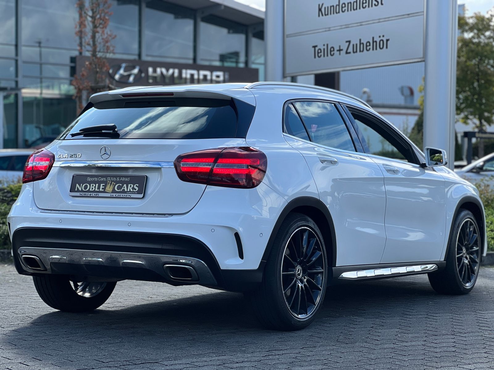 Fahrzeugabbildung Mercedes-Benz GLA 200 AMG LINE LED NAV SHZ RFK 19"