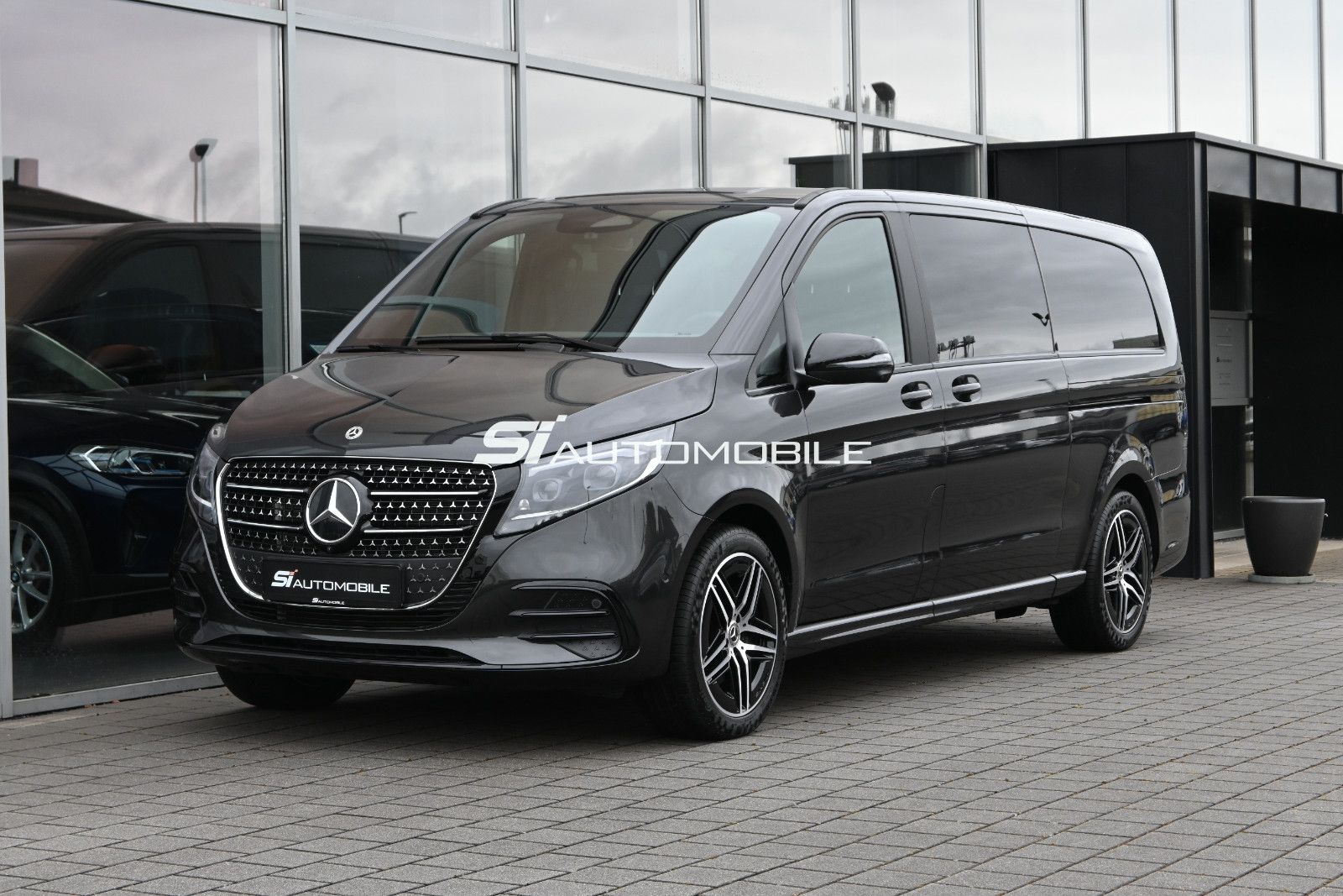 Fahrzeugabbildung Mercedes-Benz V 300 d 4Mat. Extralang AMG Line °AIRMATIC°STHZ°
