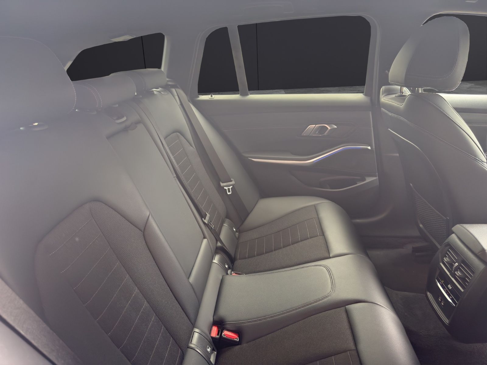 Fahrzeugabbildung BMW 320 d xDrive Touring *Ambiente*Sport Line* AHK*