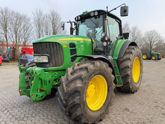 John Deere 7530