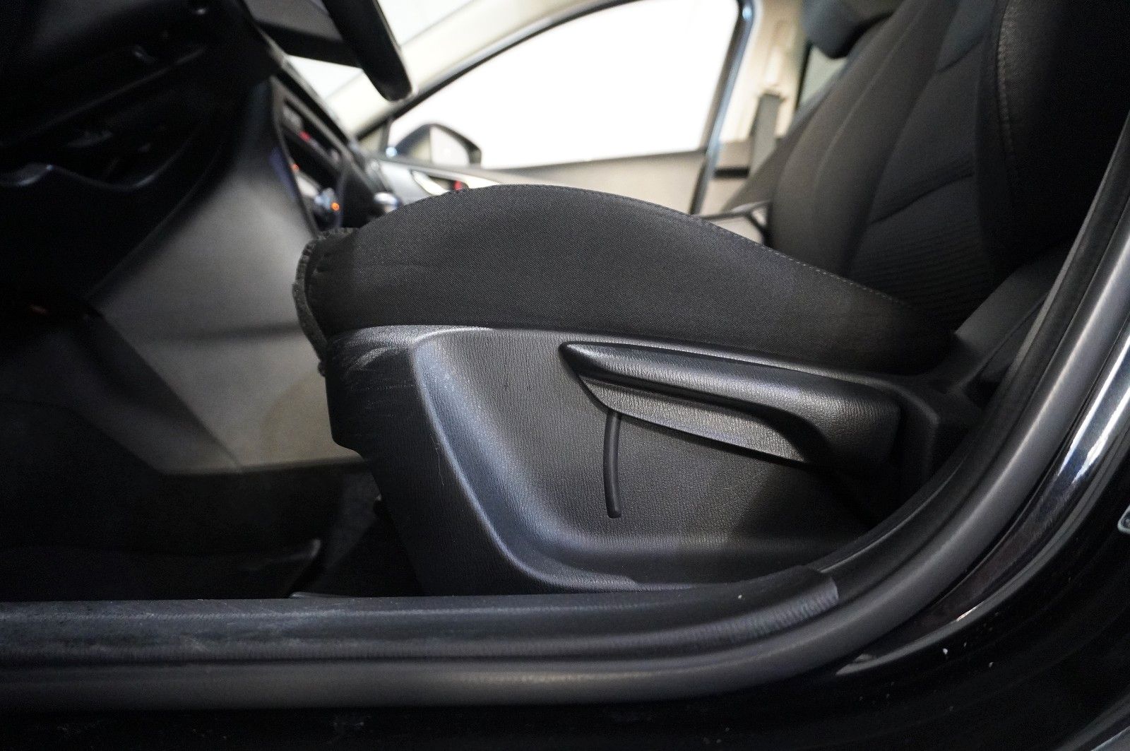 Fahrzeugabbildung Mazda 3 Lim. 2.0 OPTIMUM NAVI/LED/KAMERA/TEMP./HUD/AHK
