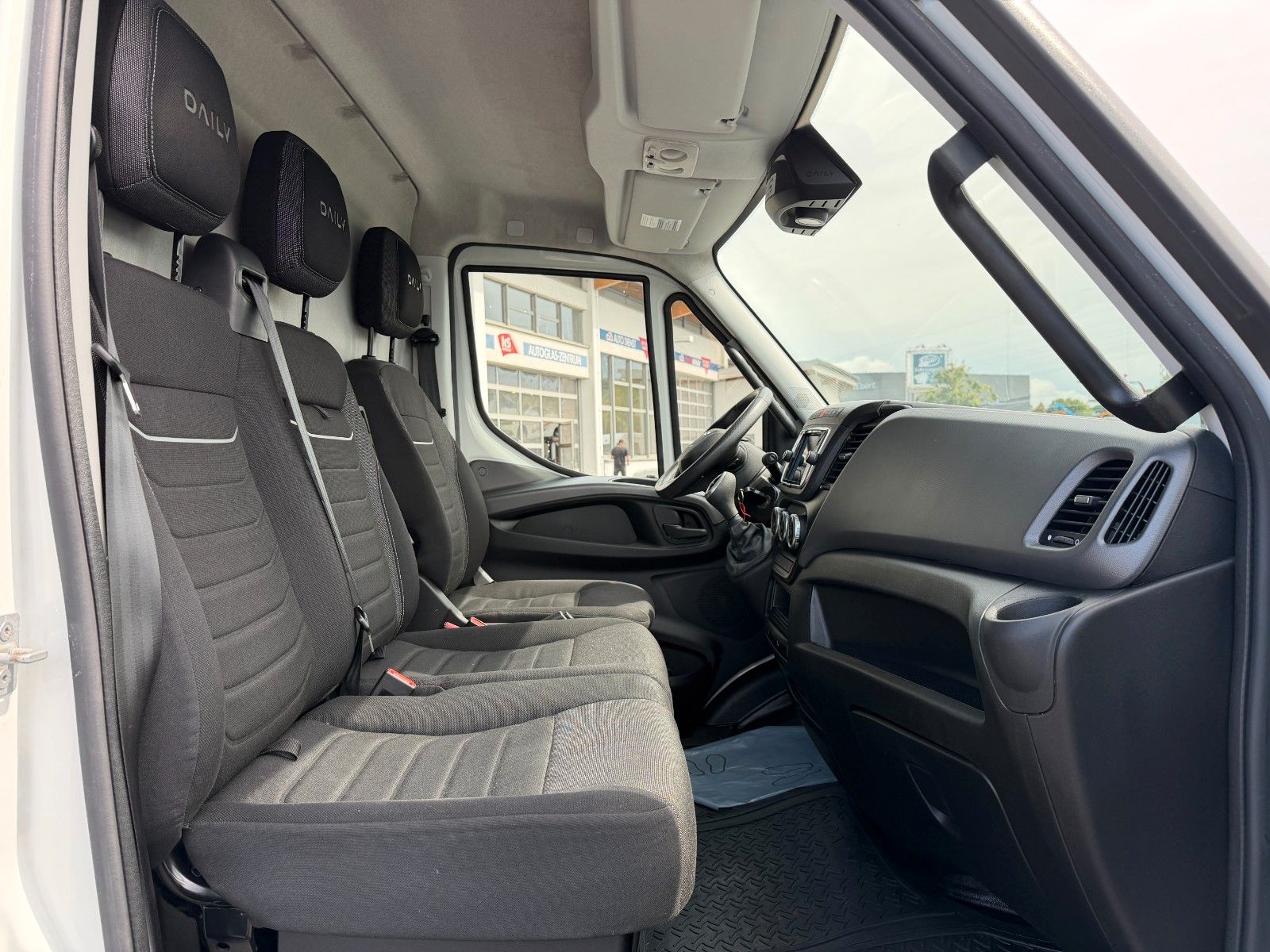 Fahrzeugabbildung Iveco Daily 35S18HA8 Kastenwagen Automatik*Klima*AHK