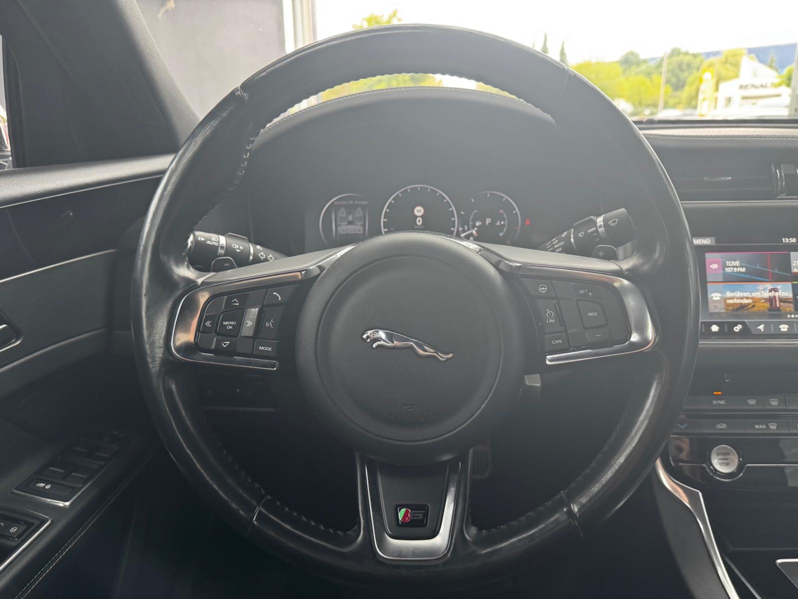 Jaguar XF S 3.0 V6 Compresseur 381 ch BVA / Meridian / Cuir / Caméra de recul / Jantes 20"