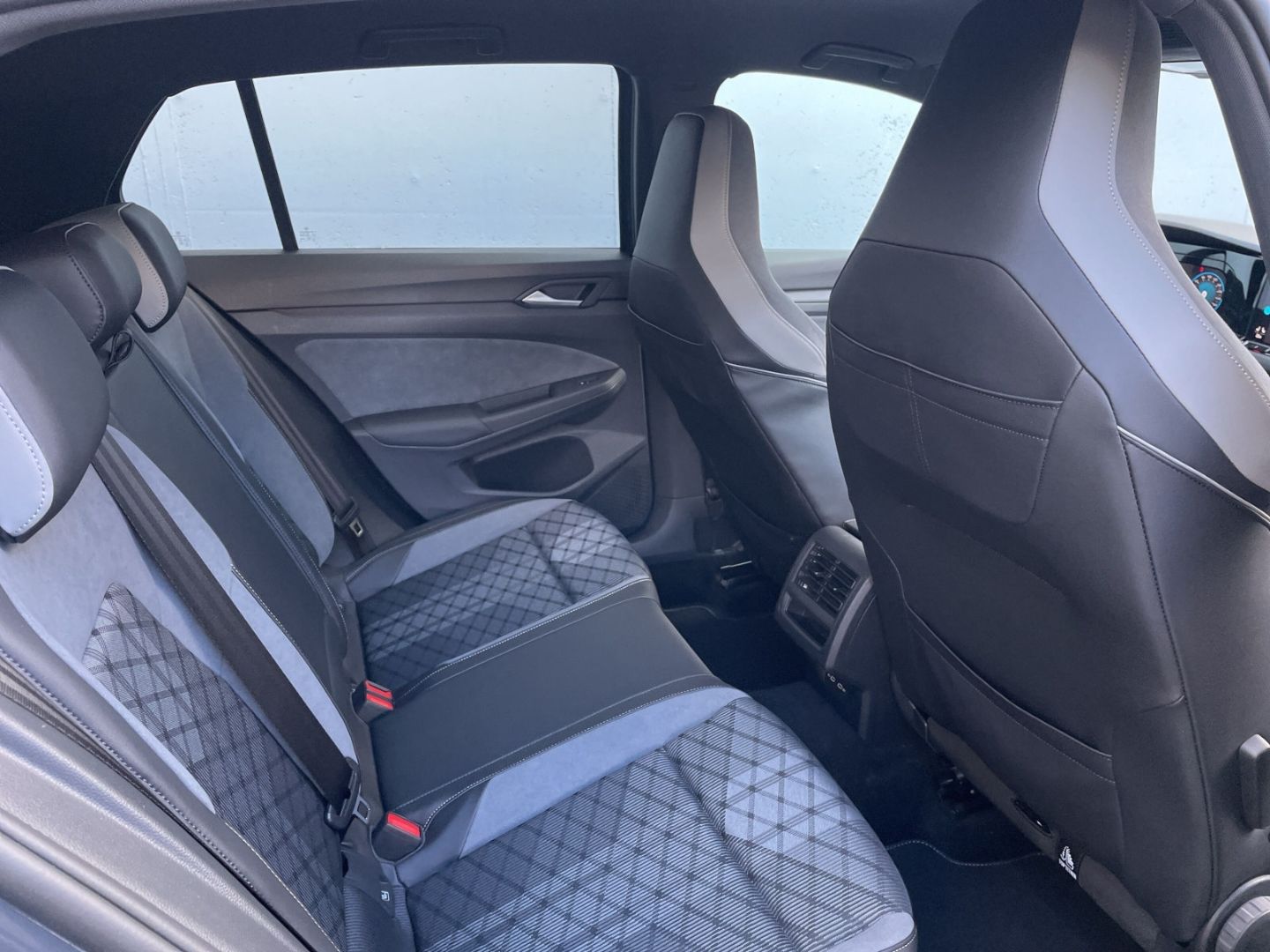 Golf VIII 1.5eTSI DSG R-Line AHK/Kamera/Navi/ACC