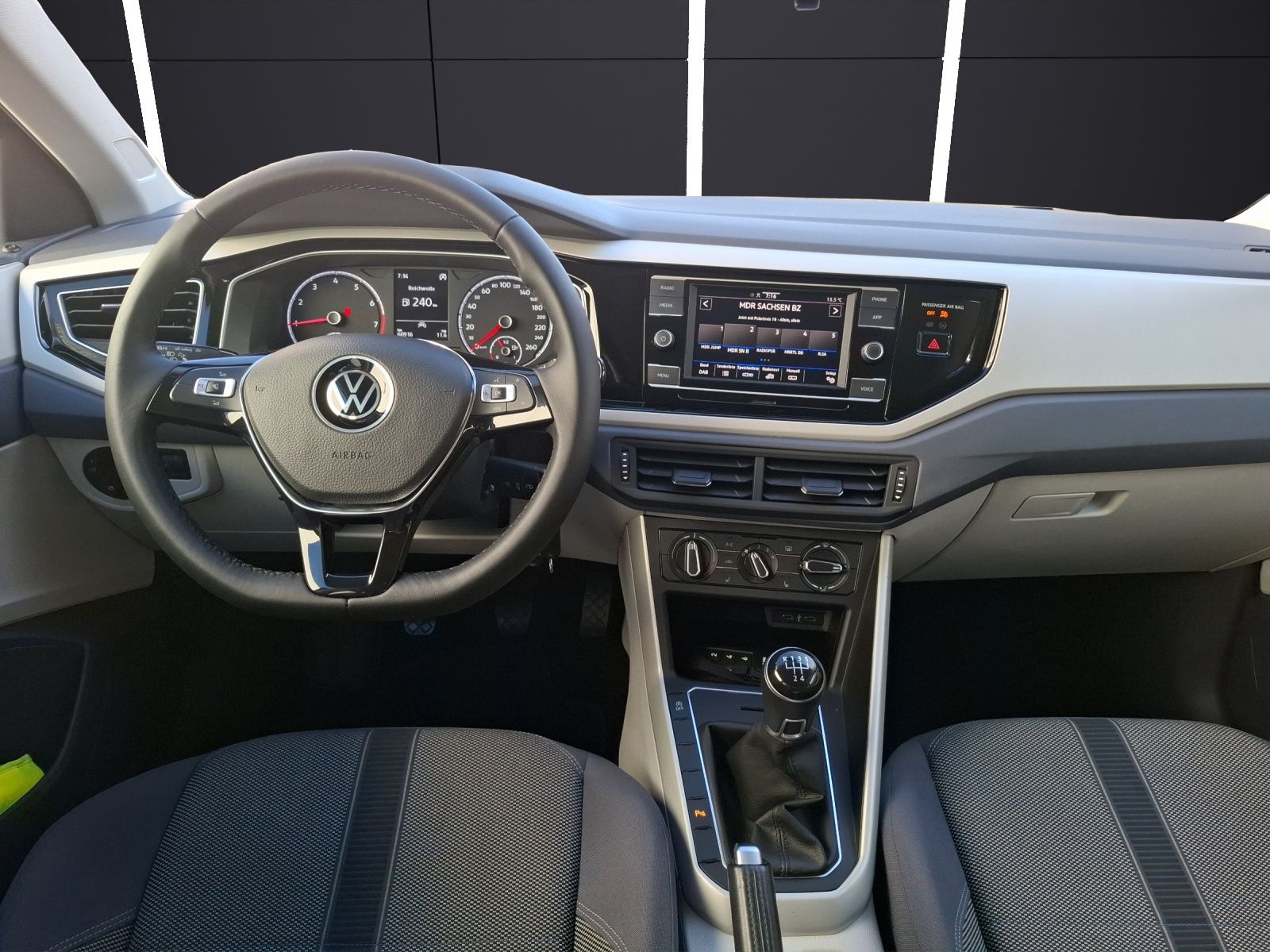 Fahrzeugabbildung Volkswagen Polo TSI Highline Klima DAB PDC SH LM
