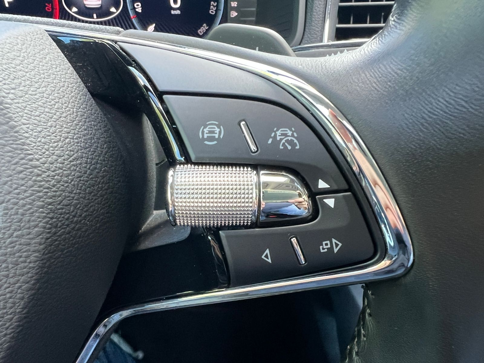 Fahrzeugabbildung SKODA Karoq Clever 1.5 TSI DSG *LED,Pano,Navi,Kamera,1