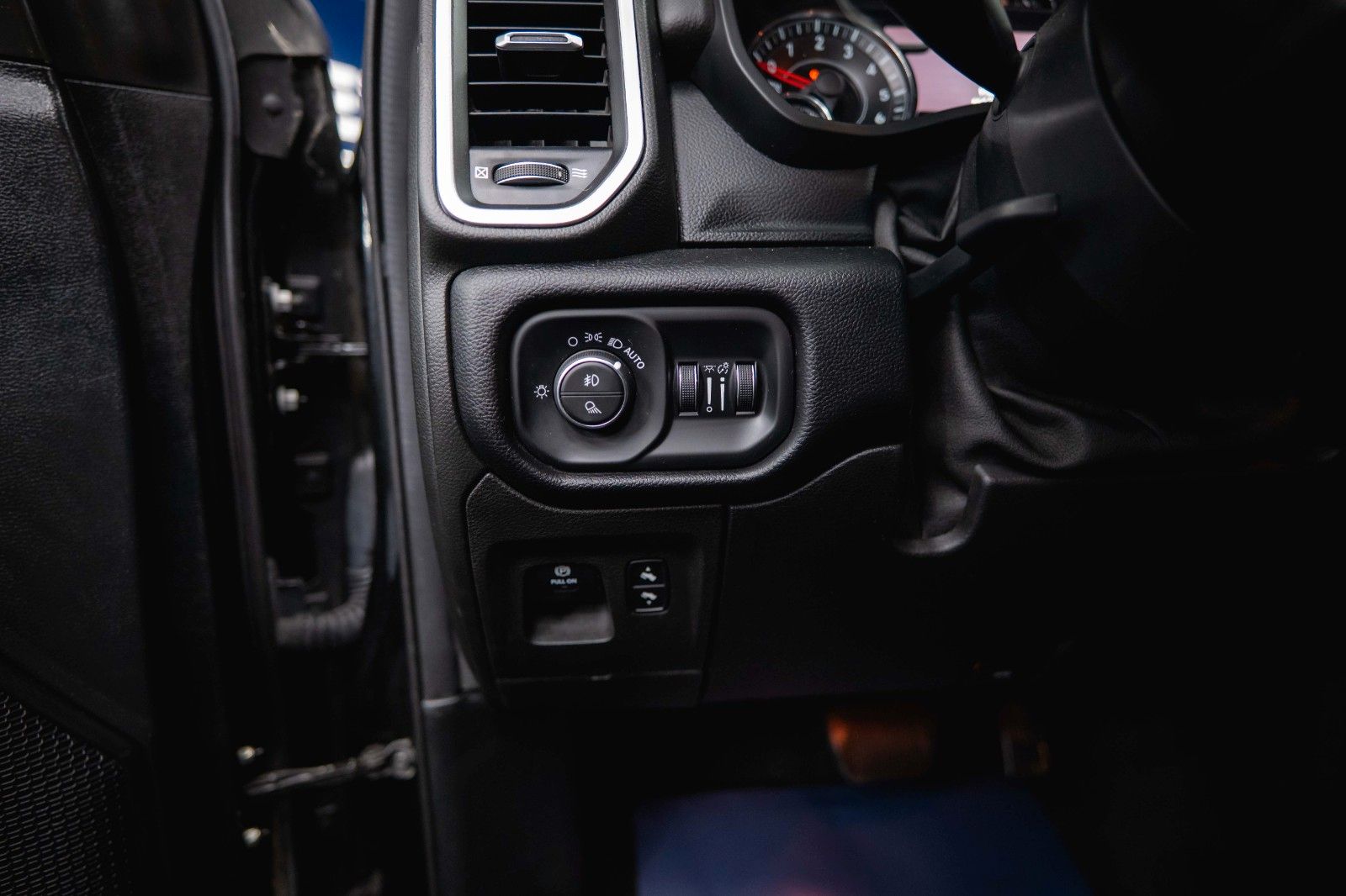 Fahrzeugabbildung Dodge RAM 5.7 V8 HEMI 4x4 OFFROAD Night-Paket *LED*