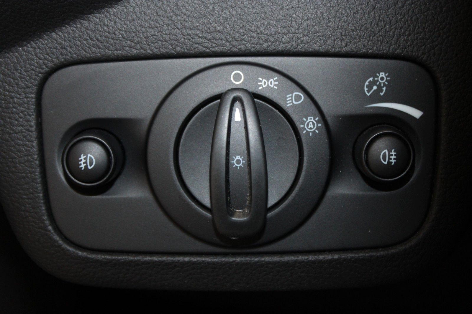Fahrzeugabbildung Ford Kuga Individual NAVI XENON WinterPaket 1.Hand